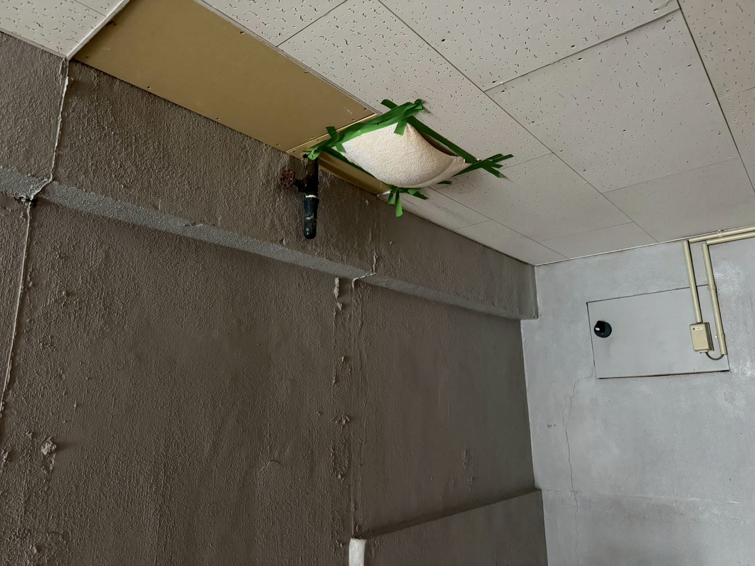 天井裏の雨染みと断熱材の劣化状況の確認写真
