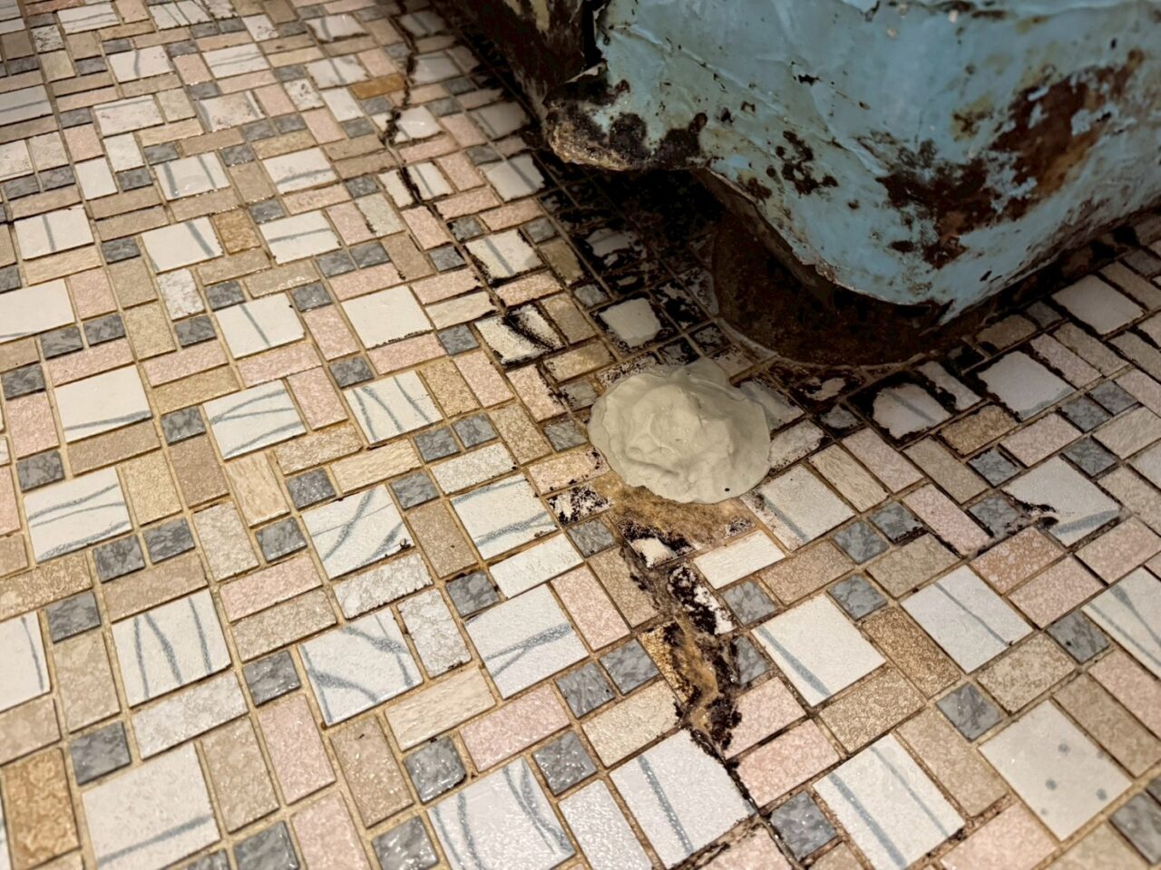 浴室床のタイル剥がれと防水層の劣化状況の調査写真