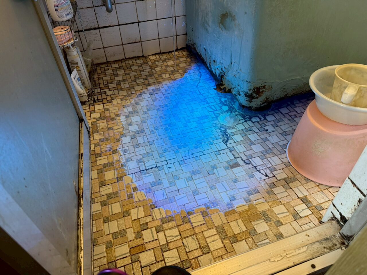 トイレ配管周辺の床に紫外線試薬を使用した漏水調査画像
