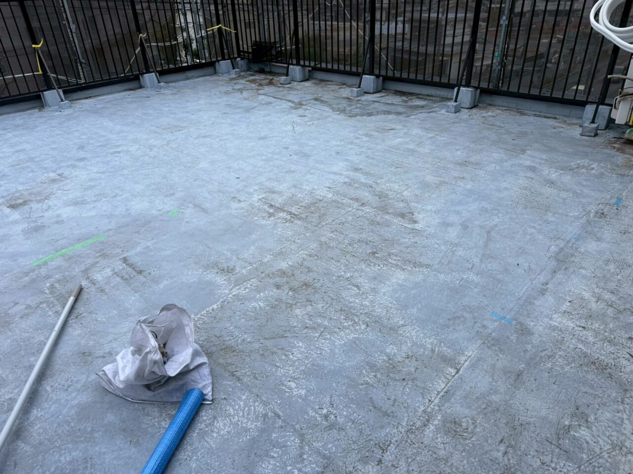 古い防水層を撤去した屋上の全景（施工前）