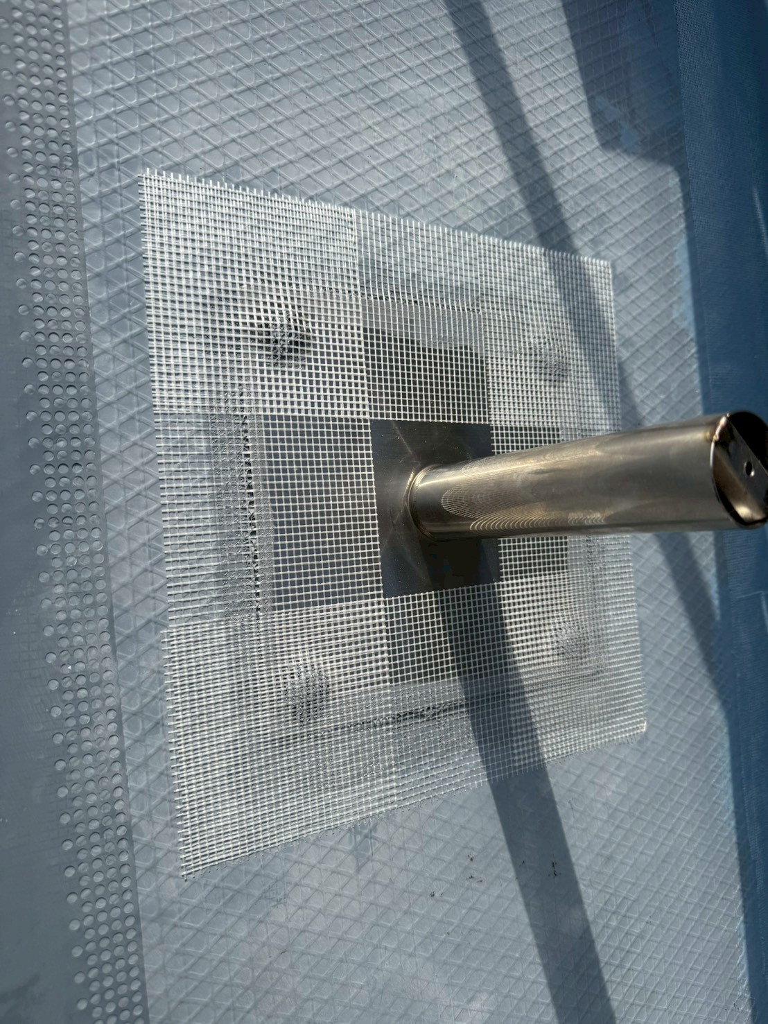 改修ドレンの取付後、液状ウレタンを流し込んでいる仕上げ作業