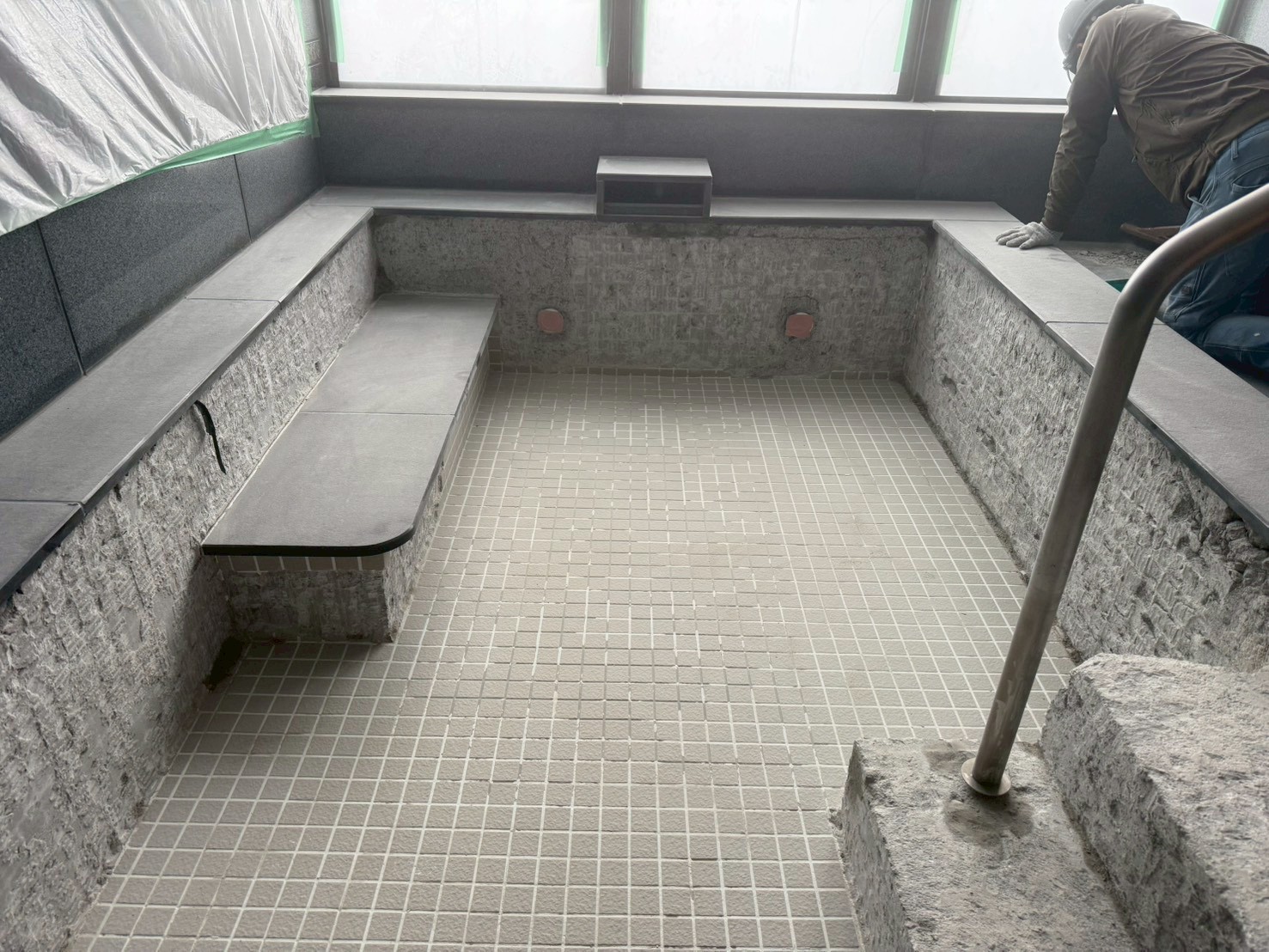 介護施設の大浴場、既存タイルハツリ作業、仮防水作業風景-1