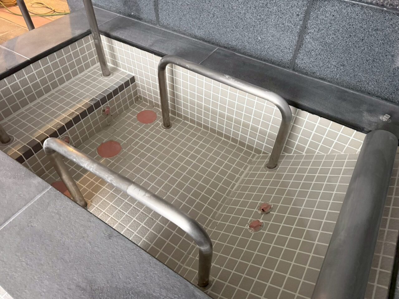 介護施設の大浴場、既存タイルハツリ作業、仮防水作業風景-2