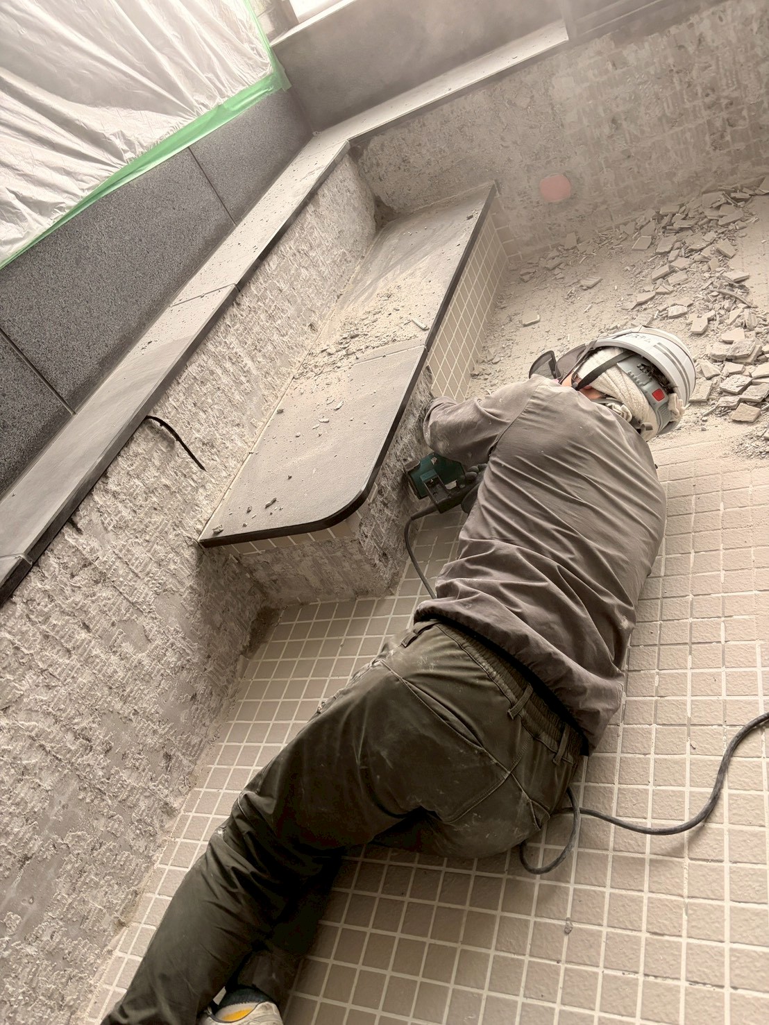 介護施設の大浴場、既存タイルハツリ作業、仮防水作業風景-3