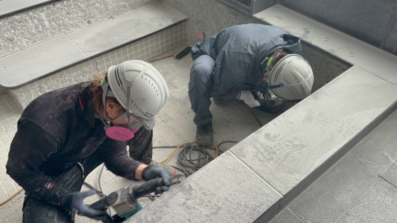 介護施設の大浴場、既存タイルハツリ作業、仮防水作業風景-4