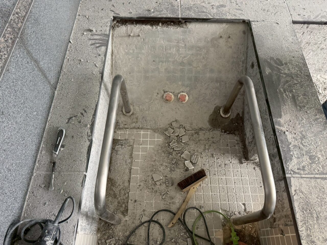 介護施設の大浴場、既存タイルハツリ作業、仮防水作業風景-5