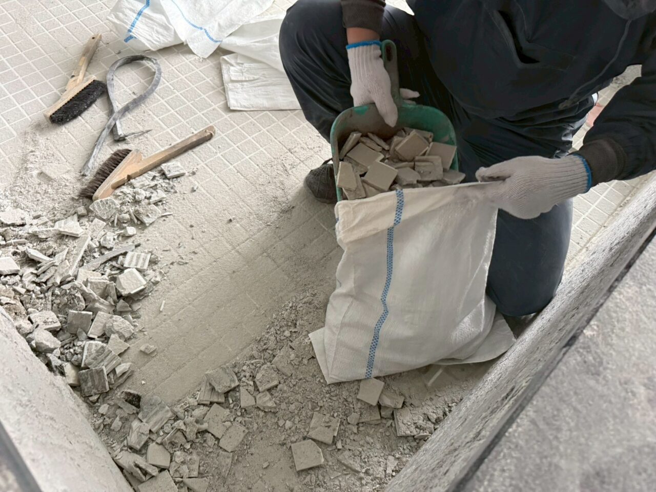 介護施設の大浴場、既存タイルハツリ作業、仮防水作業風景-6