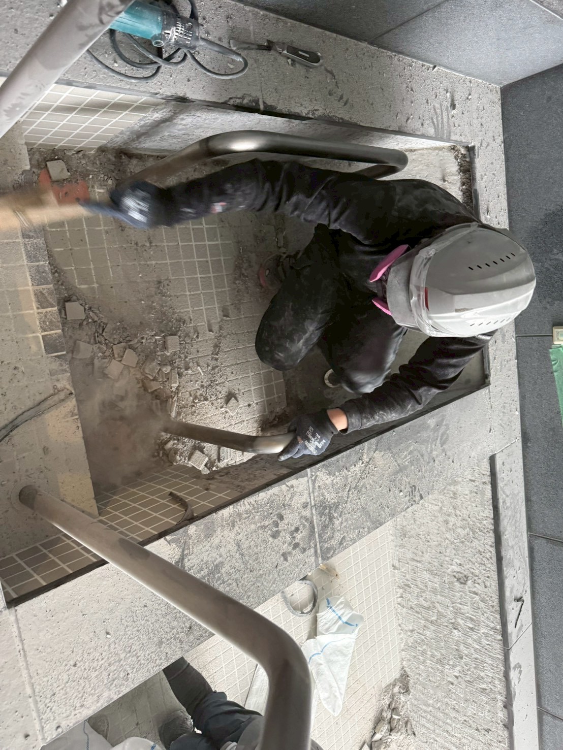 介護施設の大浴場、既存タイルハツリ作業、仮防水作業風景-7