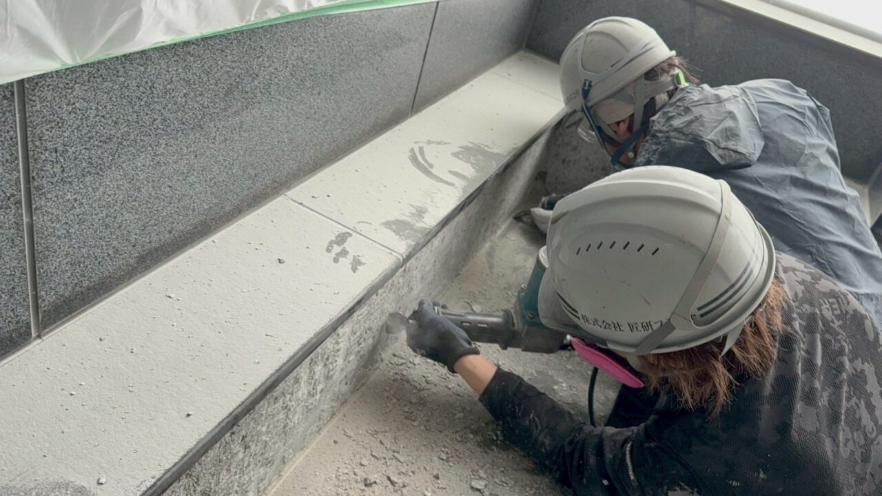 介護施設の大浴場、既存タイルハツリ作業、仮防水作業風景-8