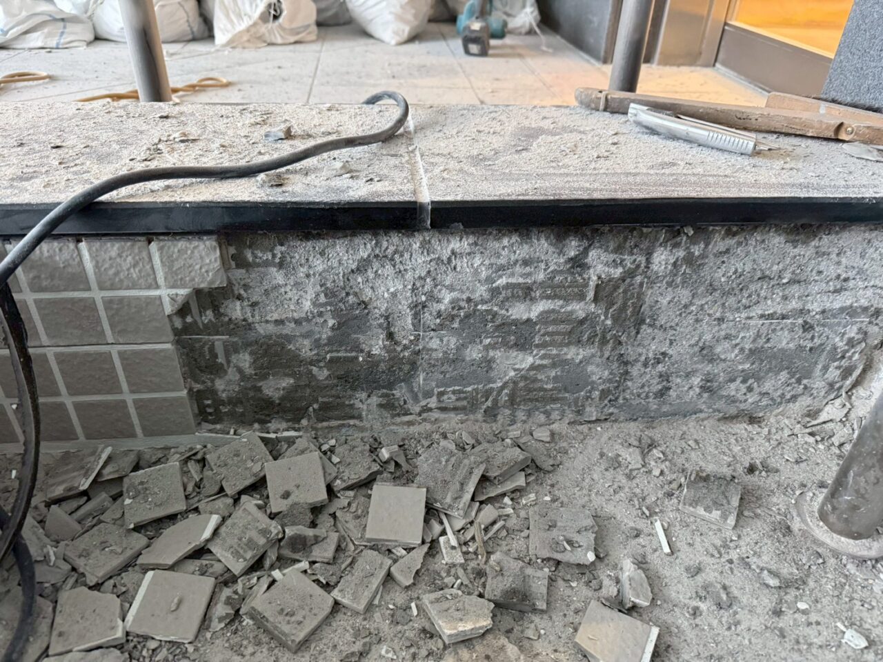 介護施設の大浴場、既存タイルハツリ作業、仮防水作業風景-9