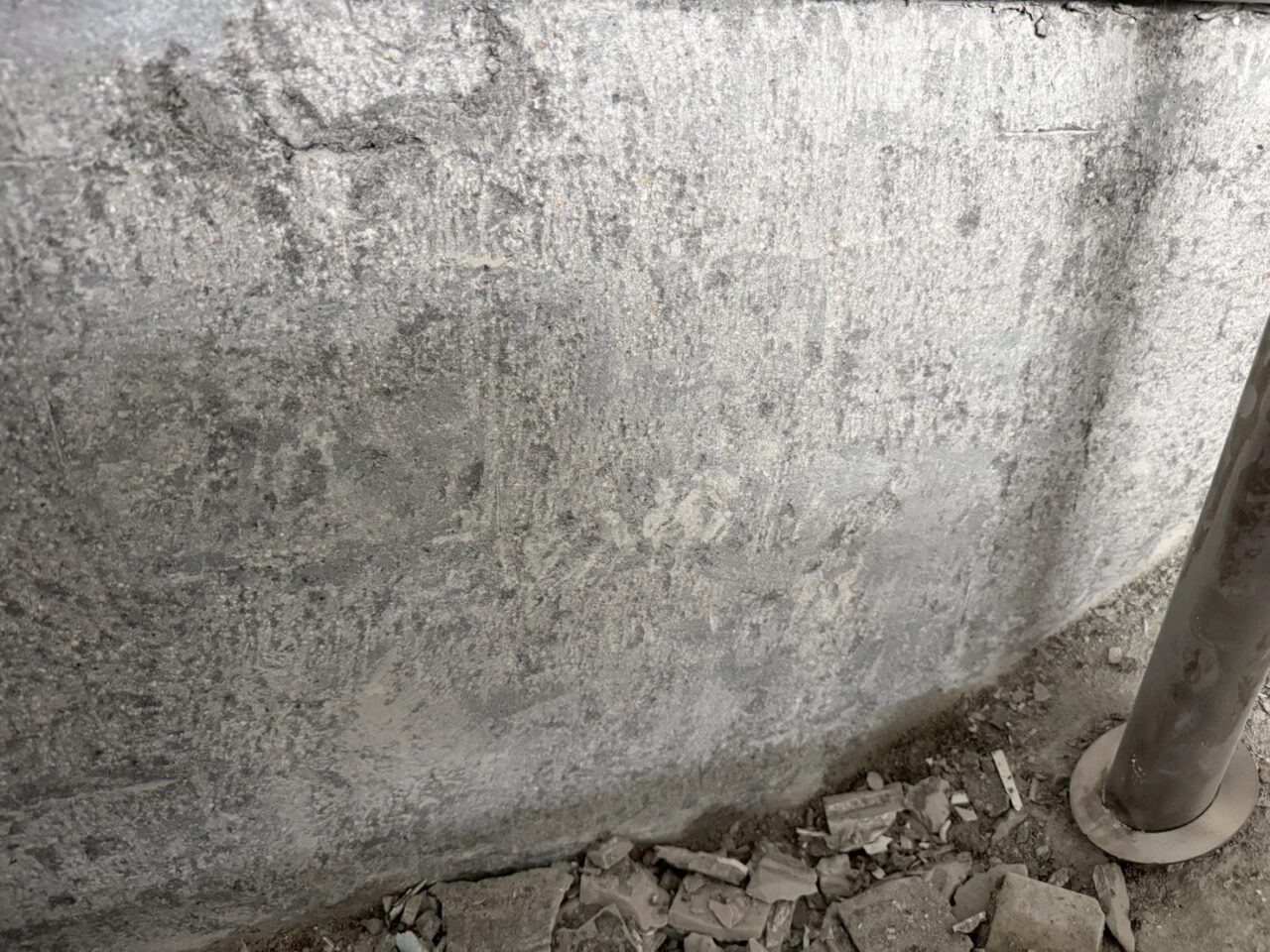 介護施設の大浴場、既存タイルハツリ作業、仮防水作業風景-10