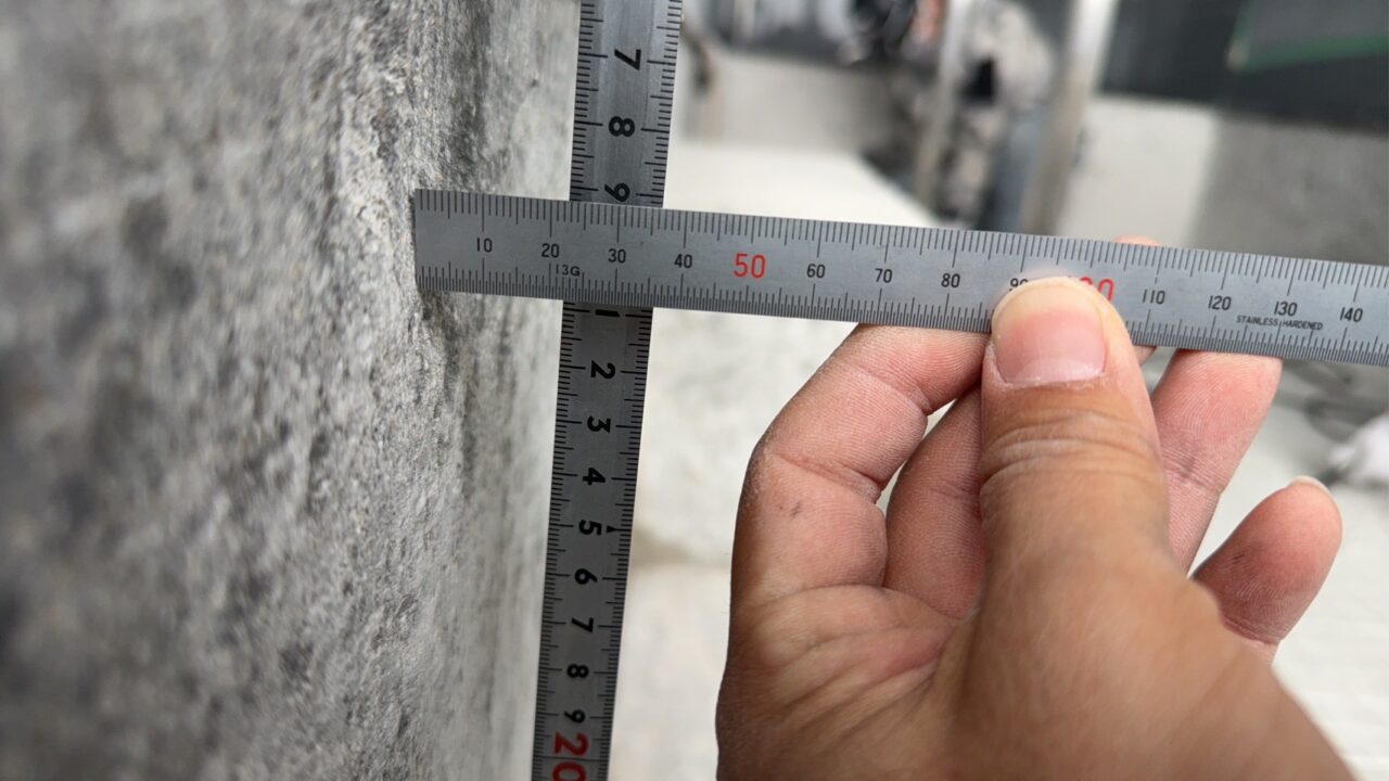 介護施設の大浴場、既存タイルハツリ作業、仮防水作業風景-11