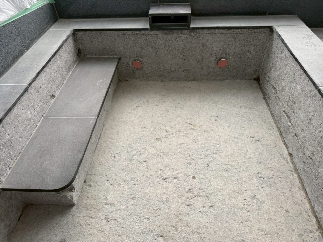 介護施設の大浴場、既存タイルハツリ作業、仮防水作業風景-12