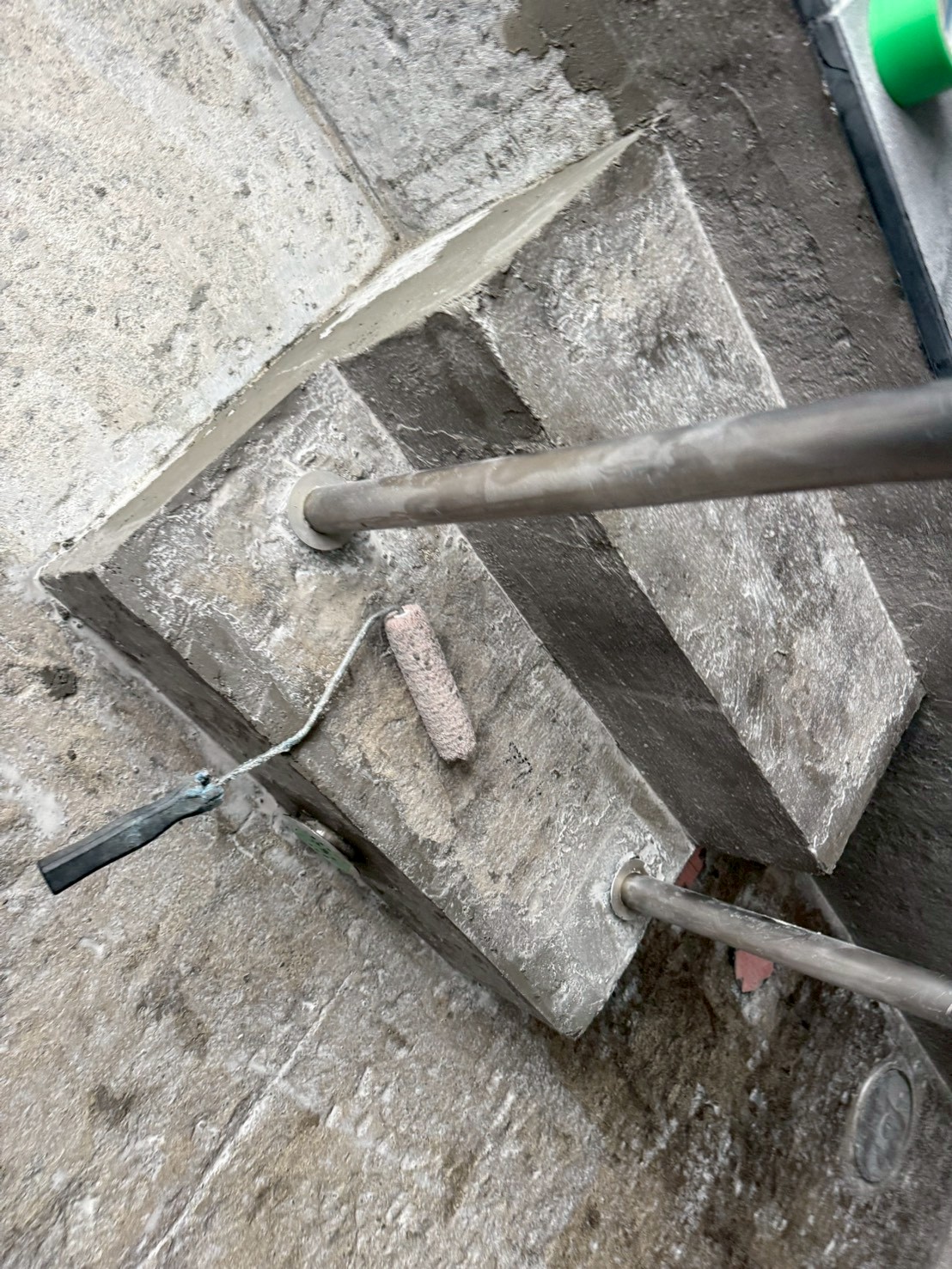 介護施設の大浴場、既存タイルハツリ作業、仮防水作業風景-14