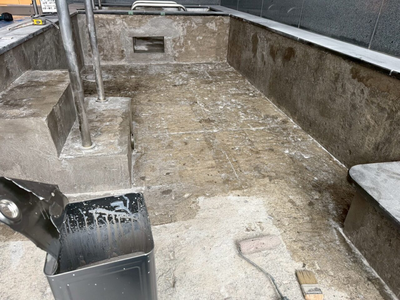 介護施設の大浴場、既存タイルハツリ作業、仮防水作業風景-15