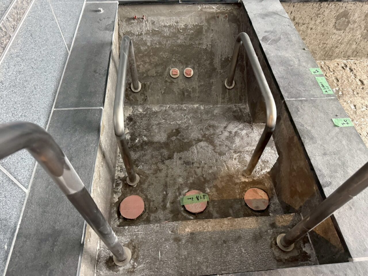 介護施設の大浴場、既存タイルハツリ作業、仮防水作業風景-16