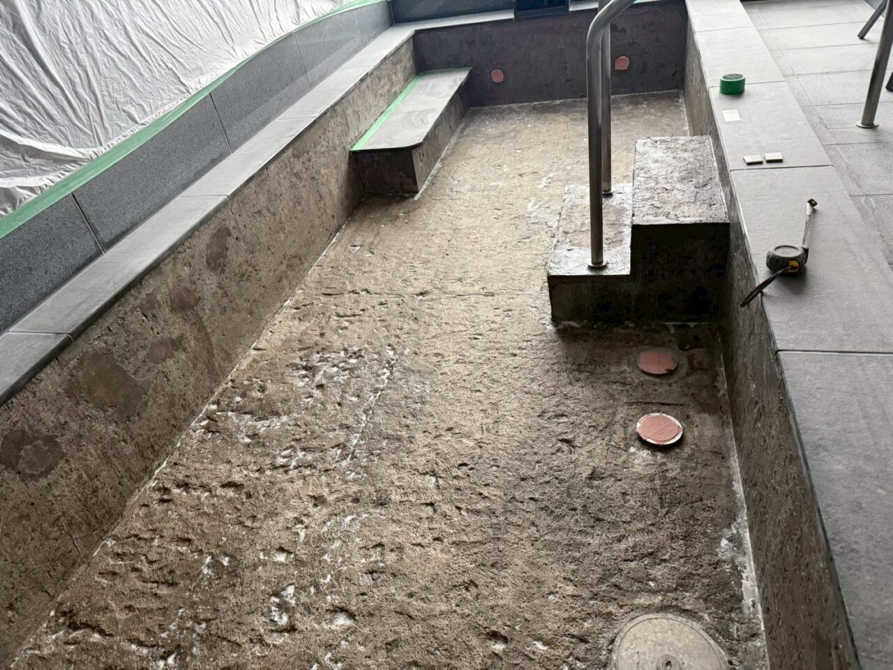 介護施設の大浴場、既存タイルハツリ作業、仮防水作業風景-17