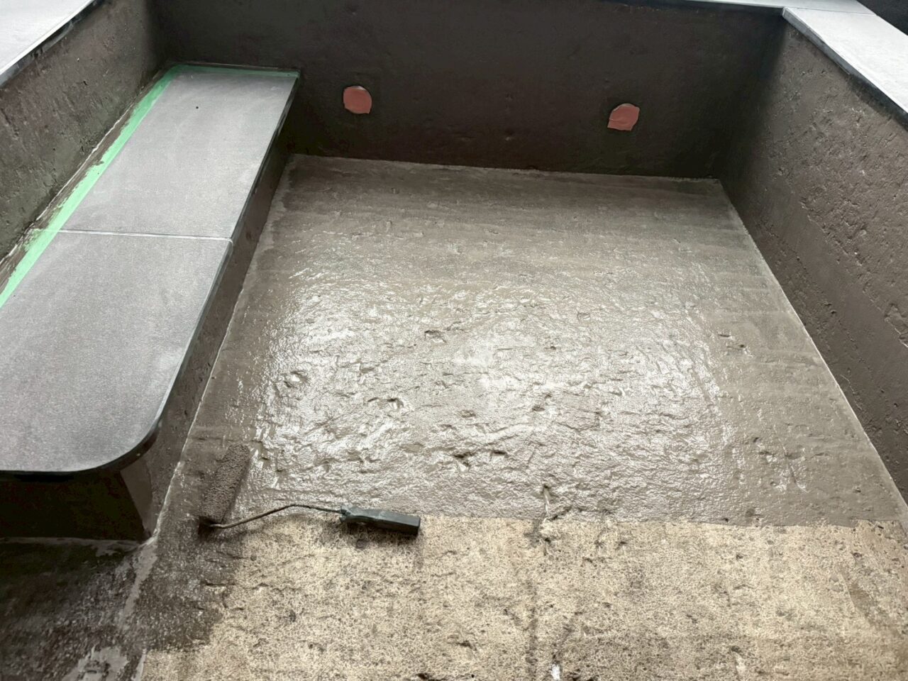 介護施設の大浴場、既存タイルハツリ作業、仮防水作業風景-18