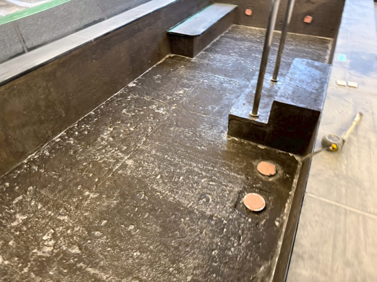 介護施設の大浴場、既存タイルハツリ作業、仮防水作業風景-19