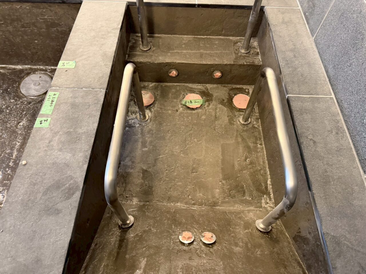 介護施設の大浴場、既存タイルハツリ作業、仮防水作業風景-20